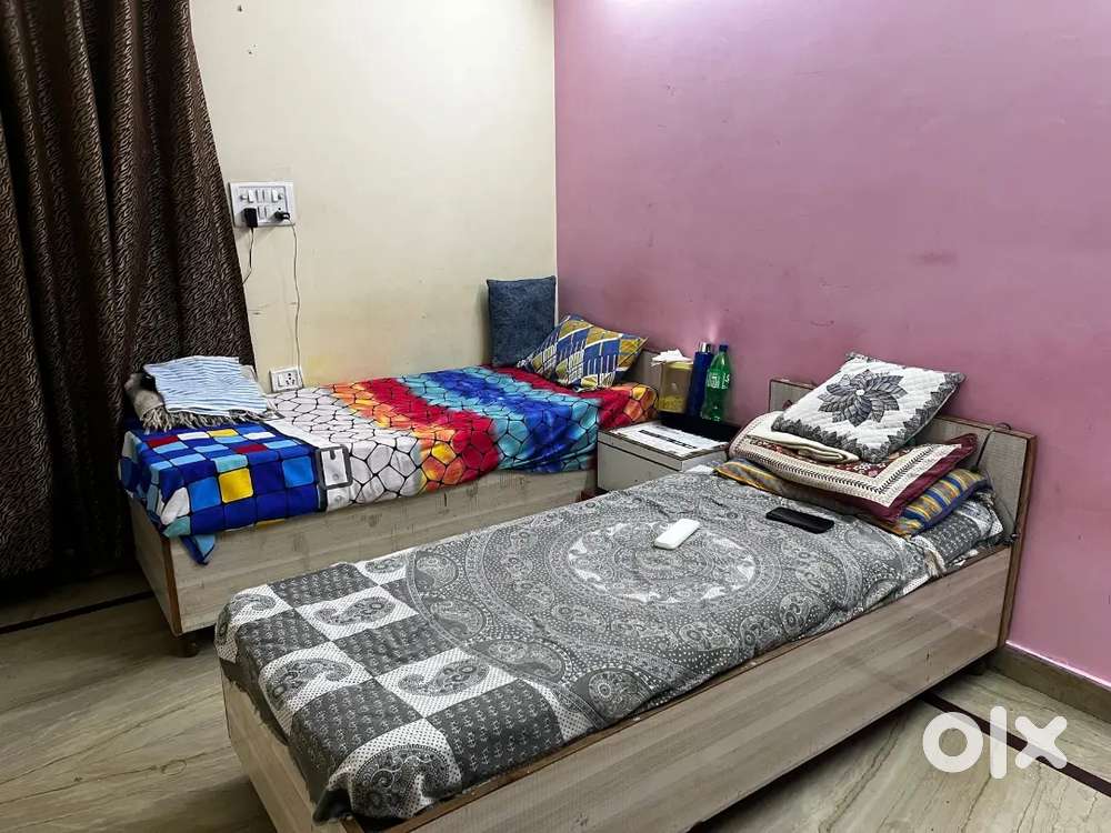 Kisi bhai ko rent par rehna h to 3000 rent h sampark kr skta h mujhse