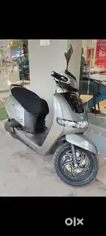 Tvs IQube in showroom condition. Selling as Going abroad.