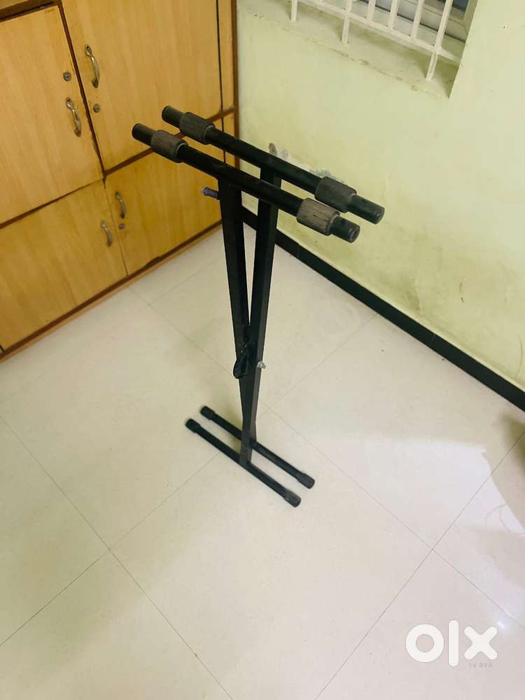 Keyboard and piano stand ( full black with good condition )