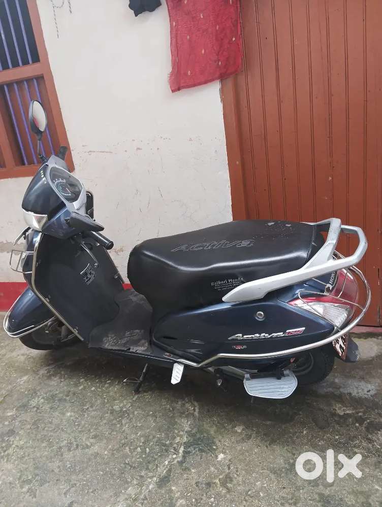 Honda Activa 4g is onehanded
