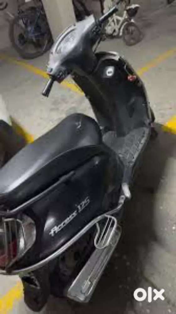 Suzuki 125 black colour