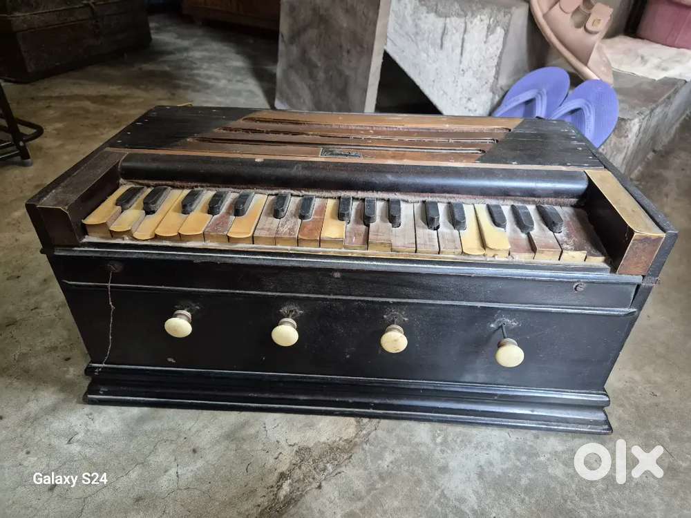 60 yrs old HARMONIUM...