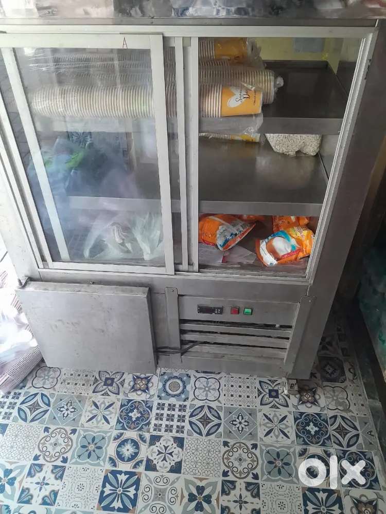 Selling cake storage fridge 2 years old in working condition