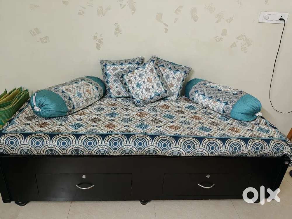 Diwan bed with storage