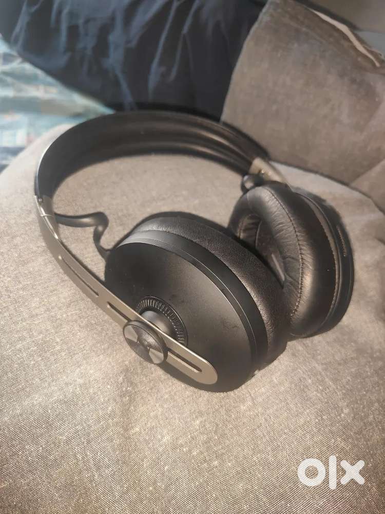 Sennheiser Momentum 3 Wireless Over the Ear Headphone with Mic (Black)