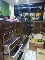 दोन लाकडी काउंटर देणे आहे