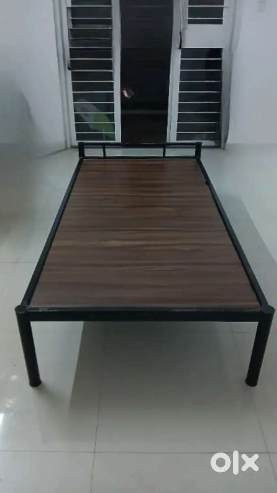 Single Metal Frame Bed with Wooden Top