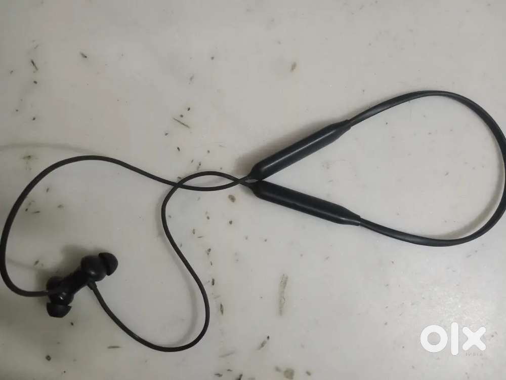 Only 5 months old headsetBluetooth oneplus Z2 headset black colour