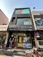 Sales Girl Needed for Clothing Store – Apply Now!
