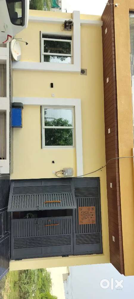 1 hall .  1 kitchen.. 2 room ...and outer roof Ariya Sepret porsan