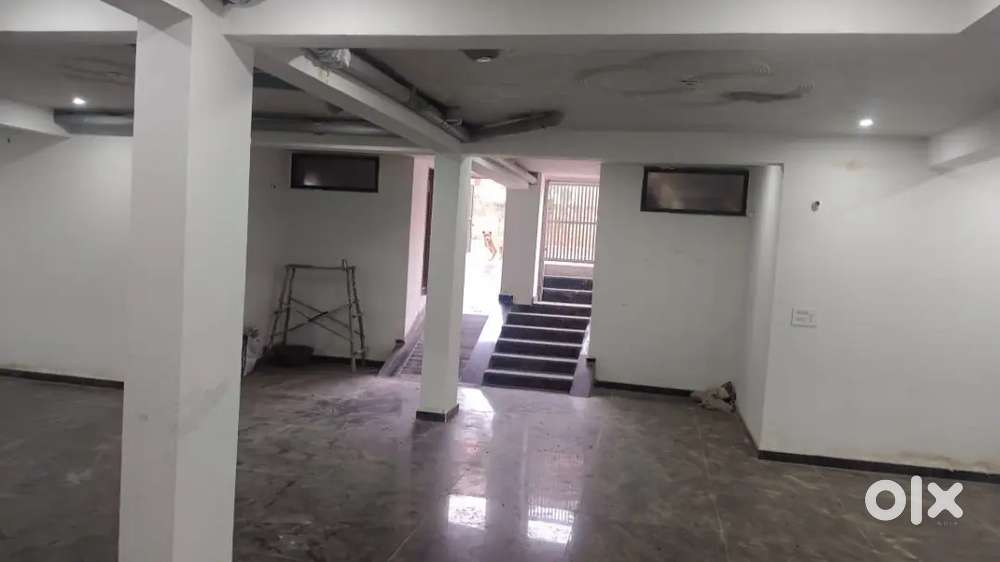 Underground hall ha jo 200 gaj mai bna hua h