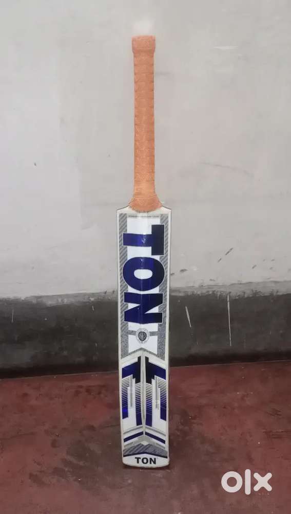 Short handle (SH) / SS bat free with SS wicket keeping gloves.