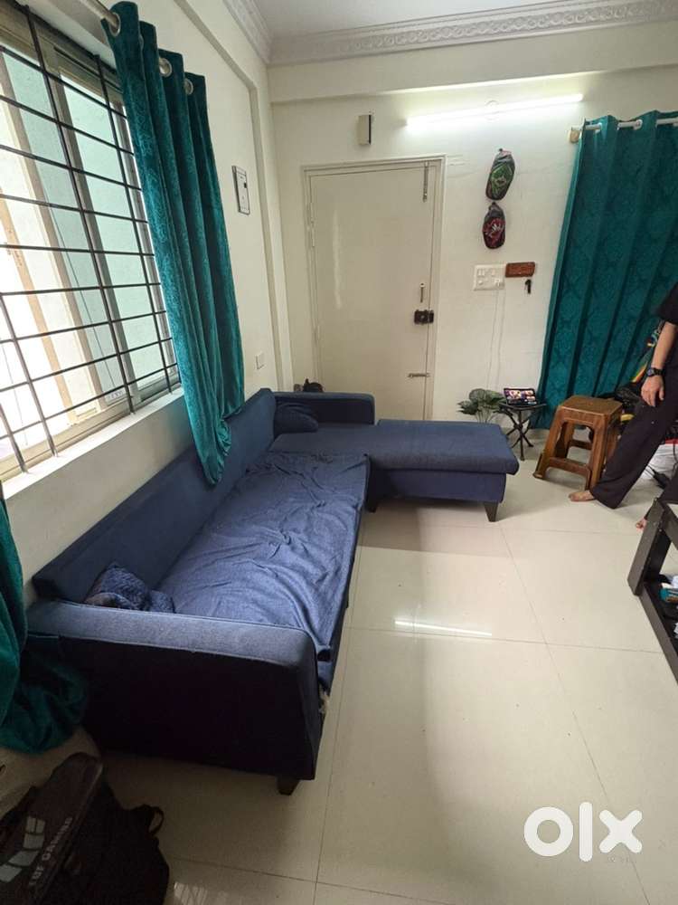 L shape 5 seater cushioned sofa