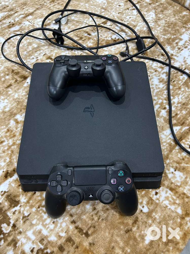 PS4 slim 1 TB - with 2 controllers