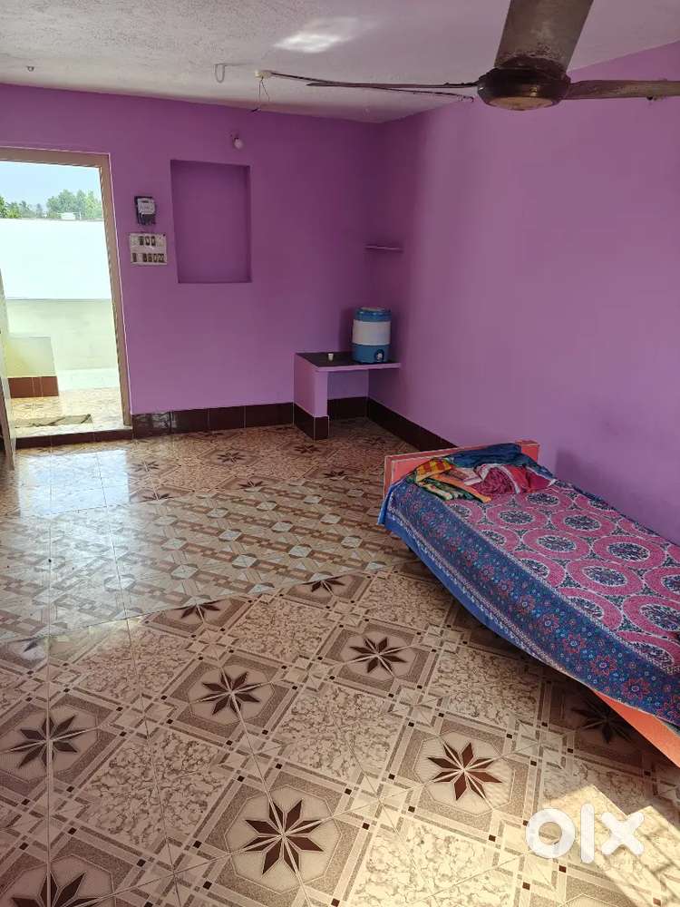 Single king size room for working professional