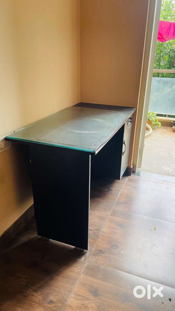 Computer table