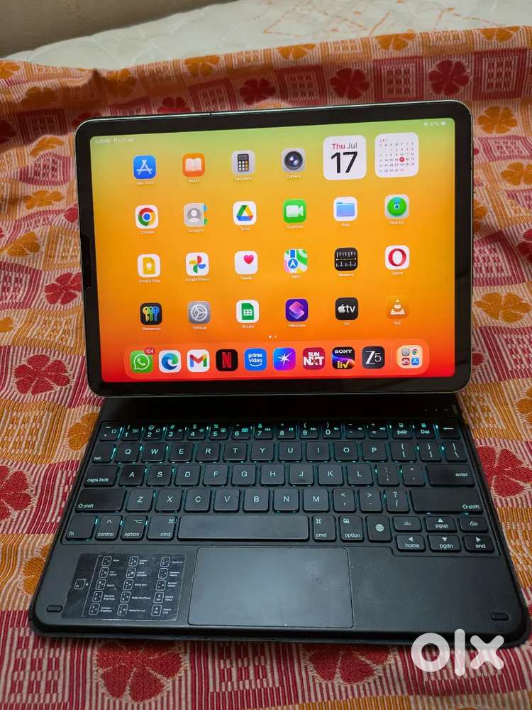 IPad Air 4th Gen - 64GB - Apple Pencil - Keyboard