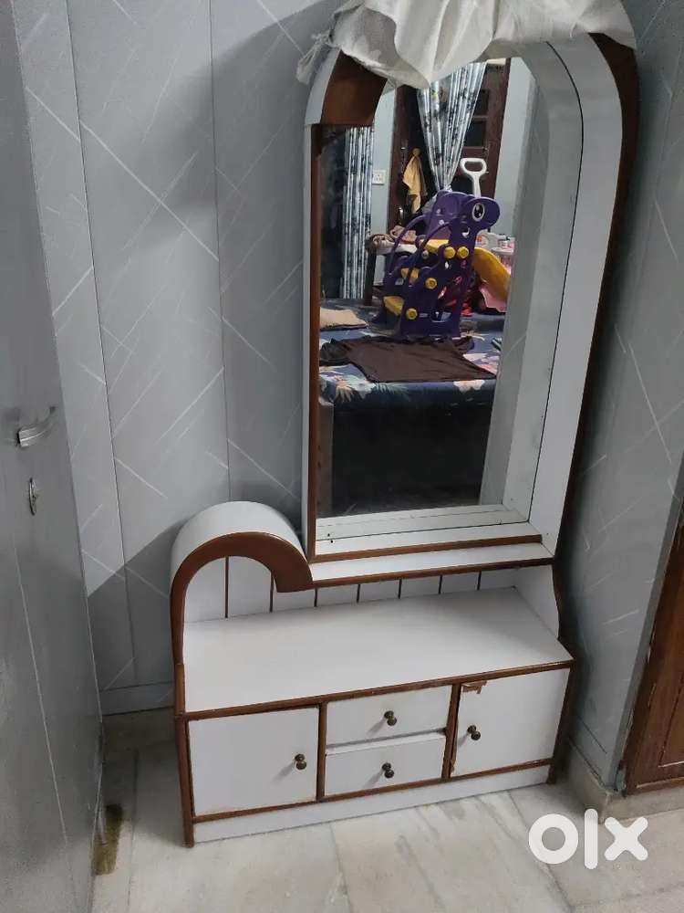 Dressing table