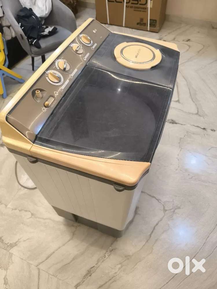 Semi automatic LG 9 kg washing machine