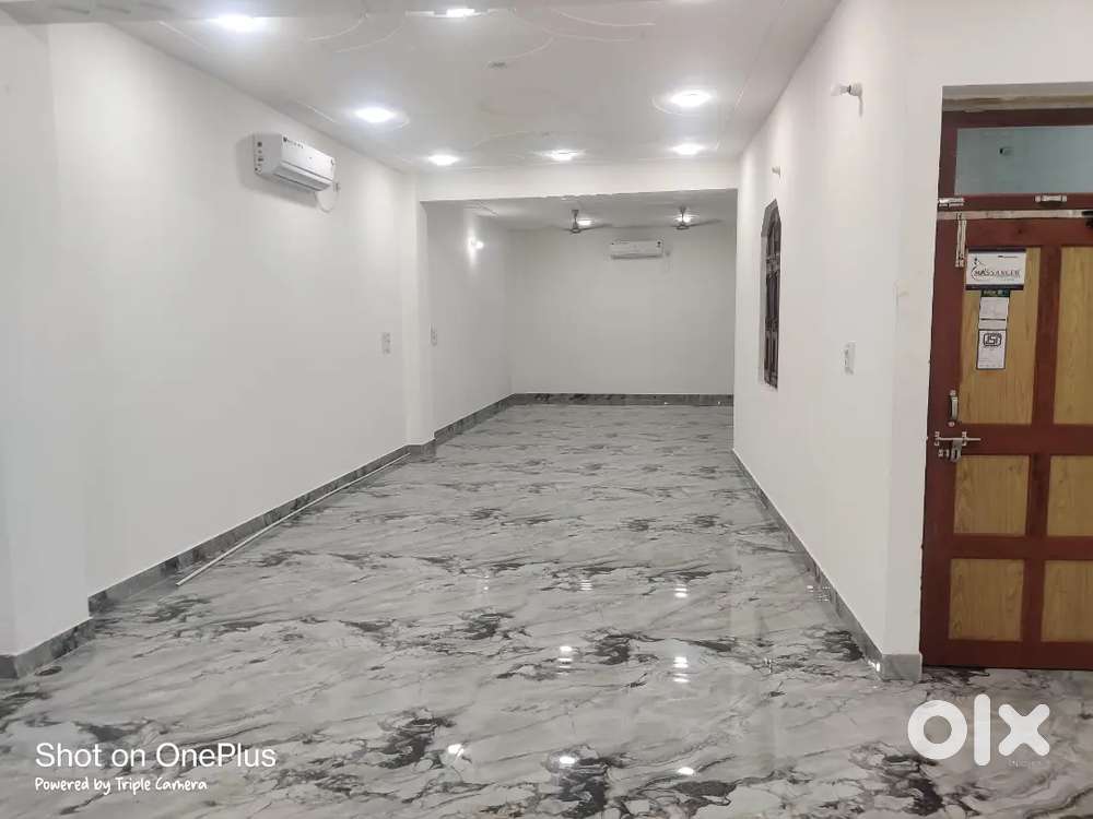 Commercial space 1500sqft available for rent on first floor