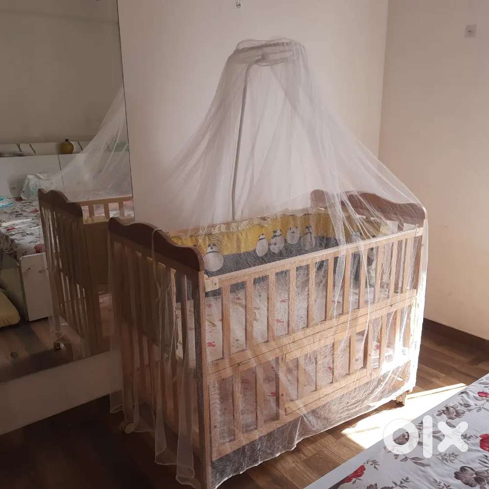 Mee Mee Spacious Extendable Swinging Baby Cot Bed
