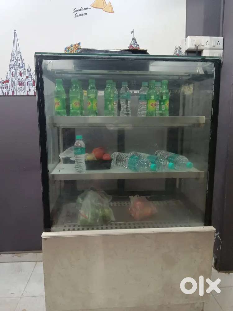 Cake display counter