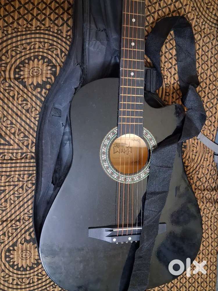 Beginner friendly acoustic guitar -- smooth tone and ready to play