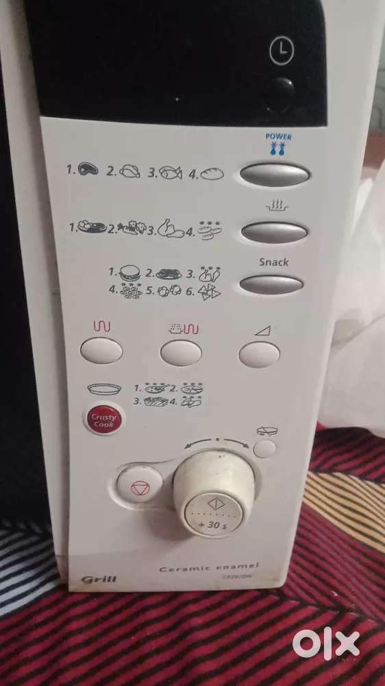 A microwave (oven)