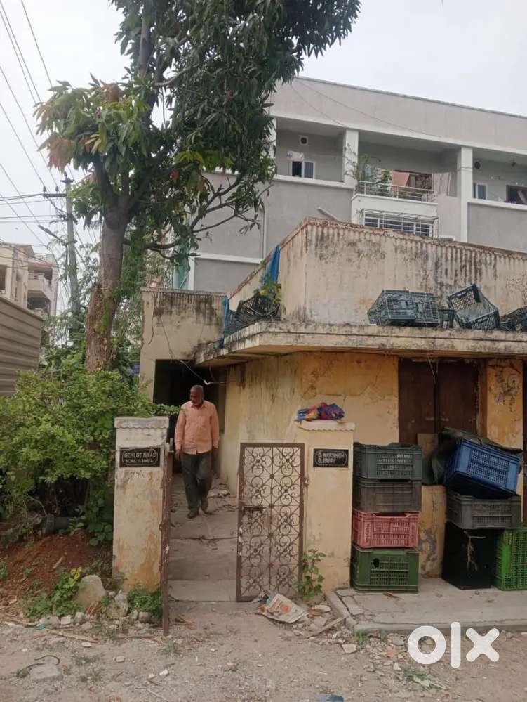 90 sq yards land at prime location