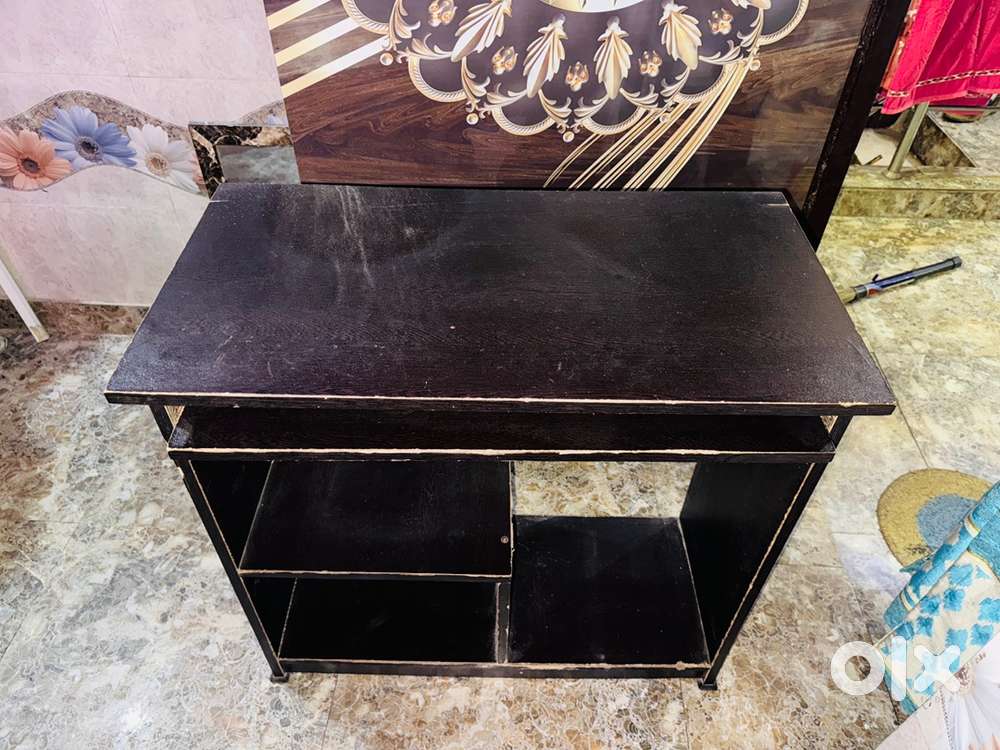 Computer desk  Great condition  with storage shelf