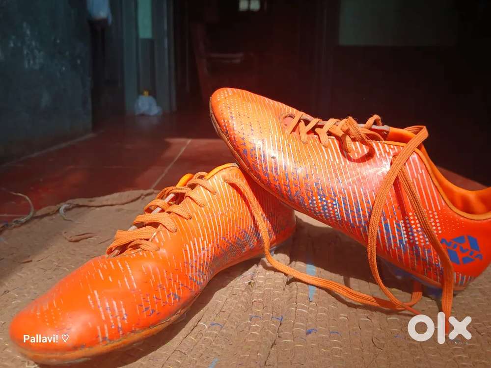 Football shoes only 4 month used