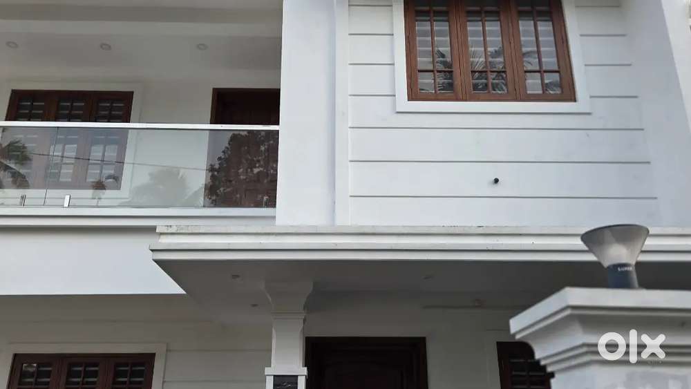 വീട് വില്പനയ്ക്ക് അരൂർ എരമല്ലൂർ ജംഗ്ഷന് സമീപം