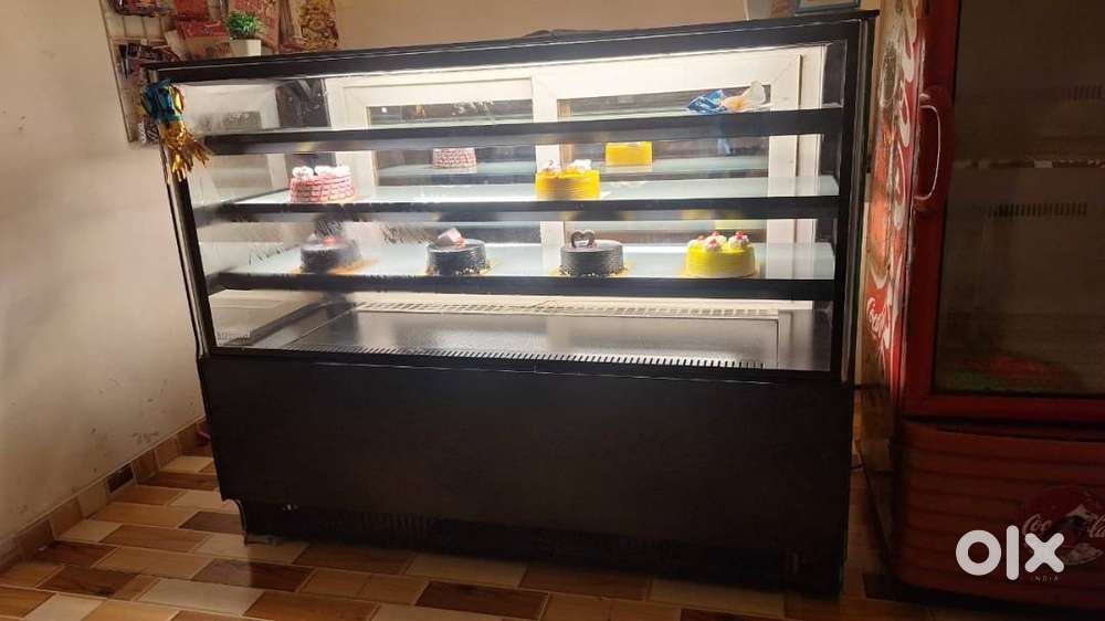 Cake Counter / Fridges - Freezers