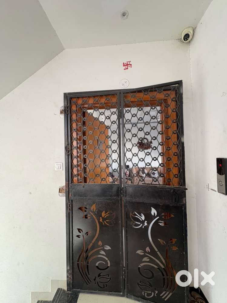 1sofa,1bed,1dining,2table,4mattress,1showcase,1dressing,ac,geyser,