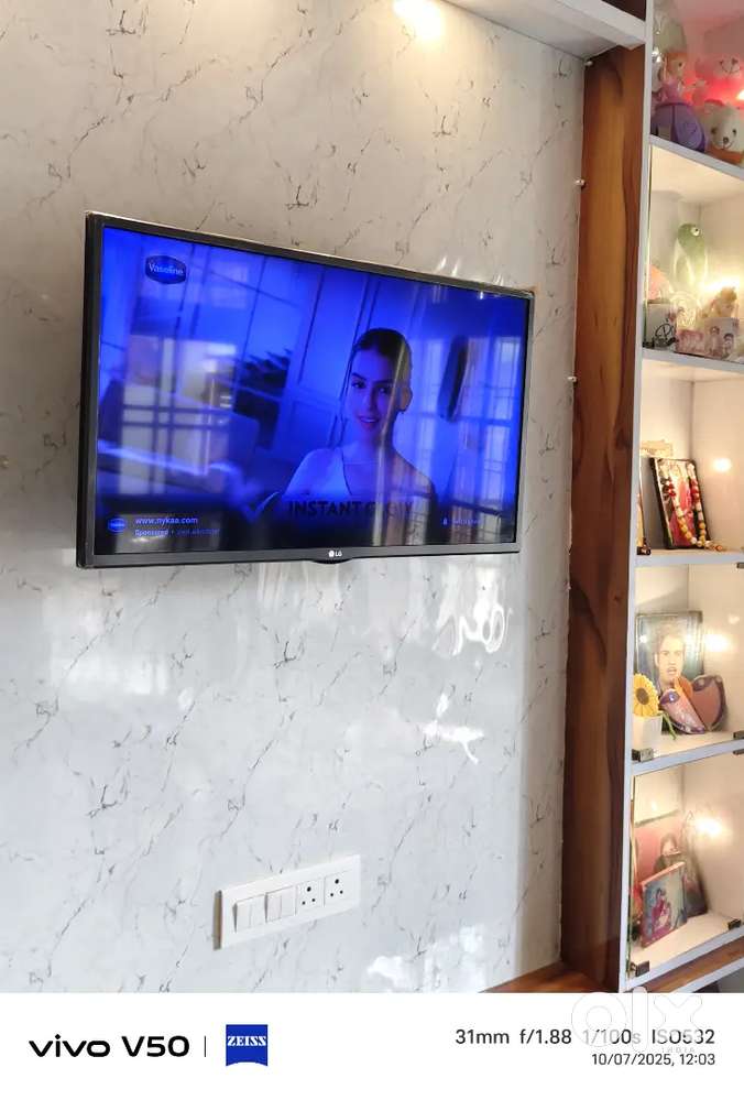 32 इंच lg tv showroom कंडीशन  running condition.  32inch LG TV
