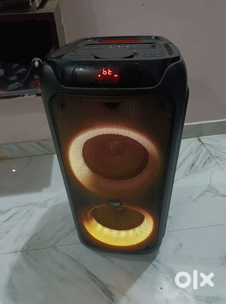 Boat Party pal 390 speaker 6 months old warranty ok