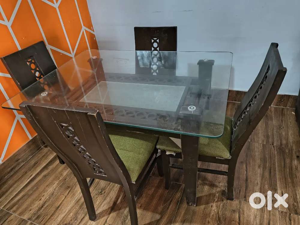 4 seater dinning table