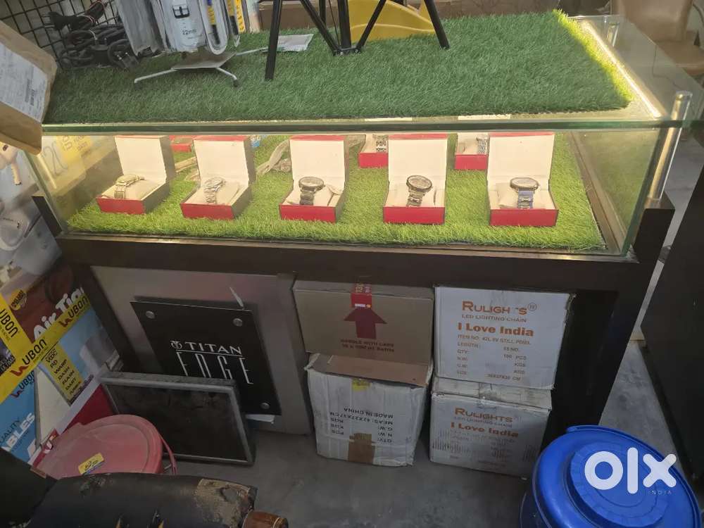 Glass counter & back wall display Titan