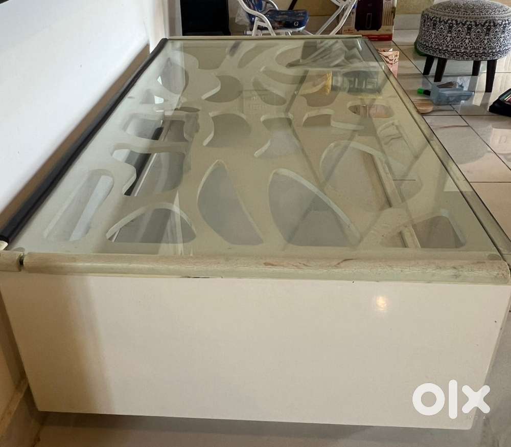 White Center Table (Royal Oak) in very good condition