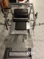Hip thrust machine