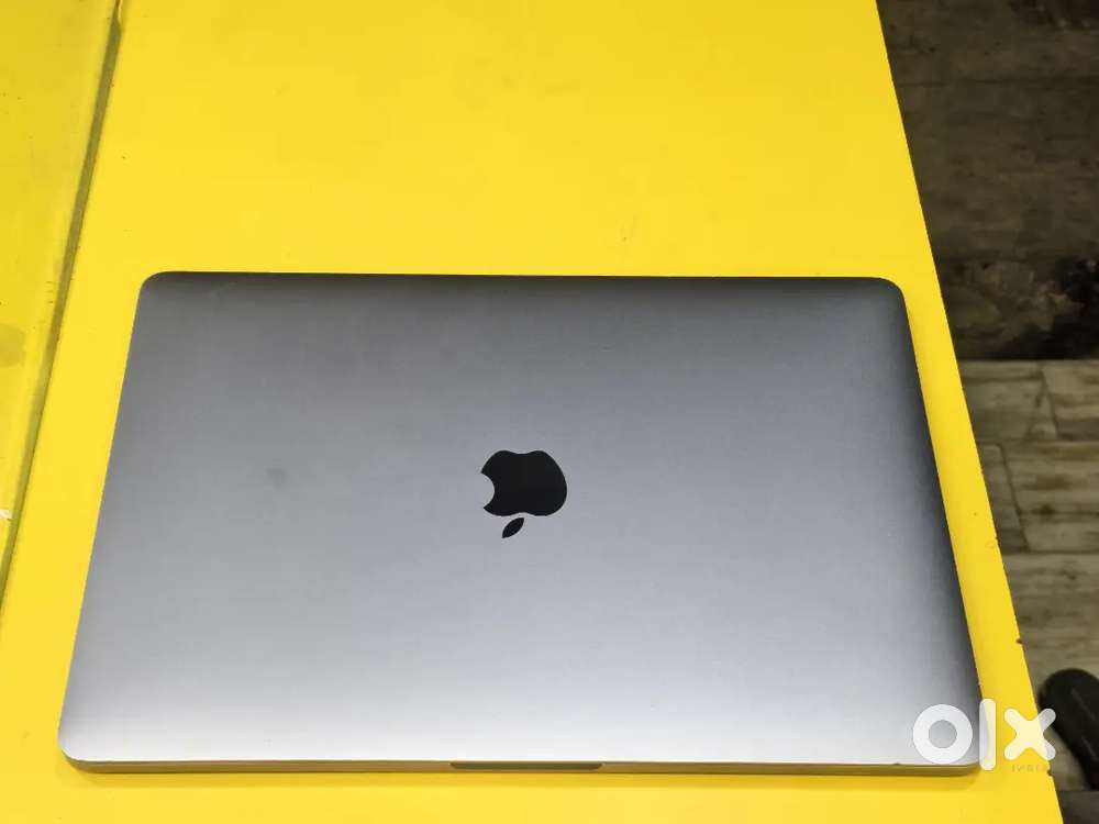 MacBook pro m2 8gb 256gb ssd 87% battery 13 inch