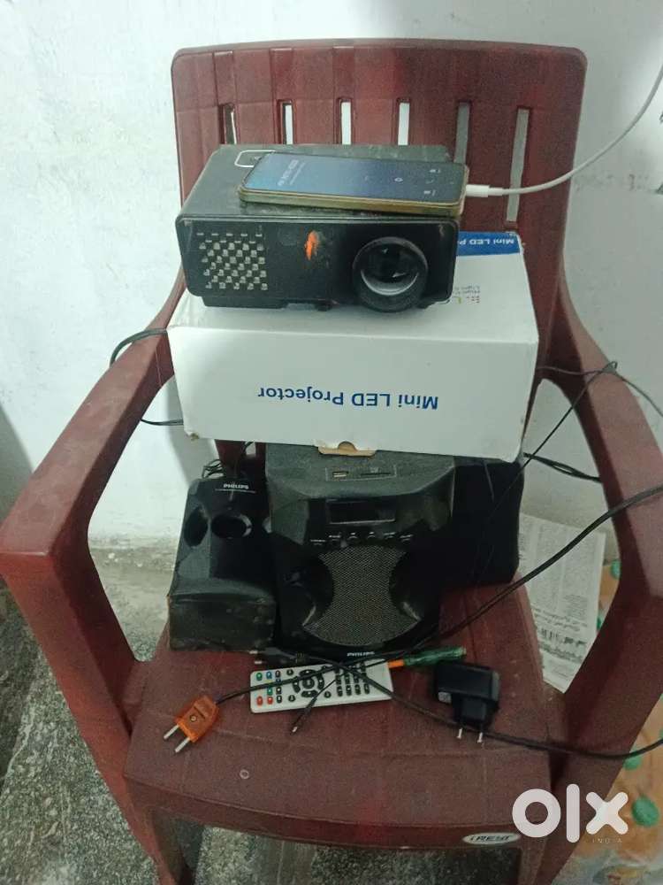 Projector and home dhieter