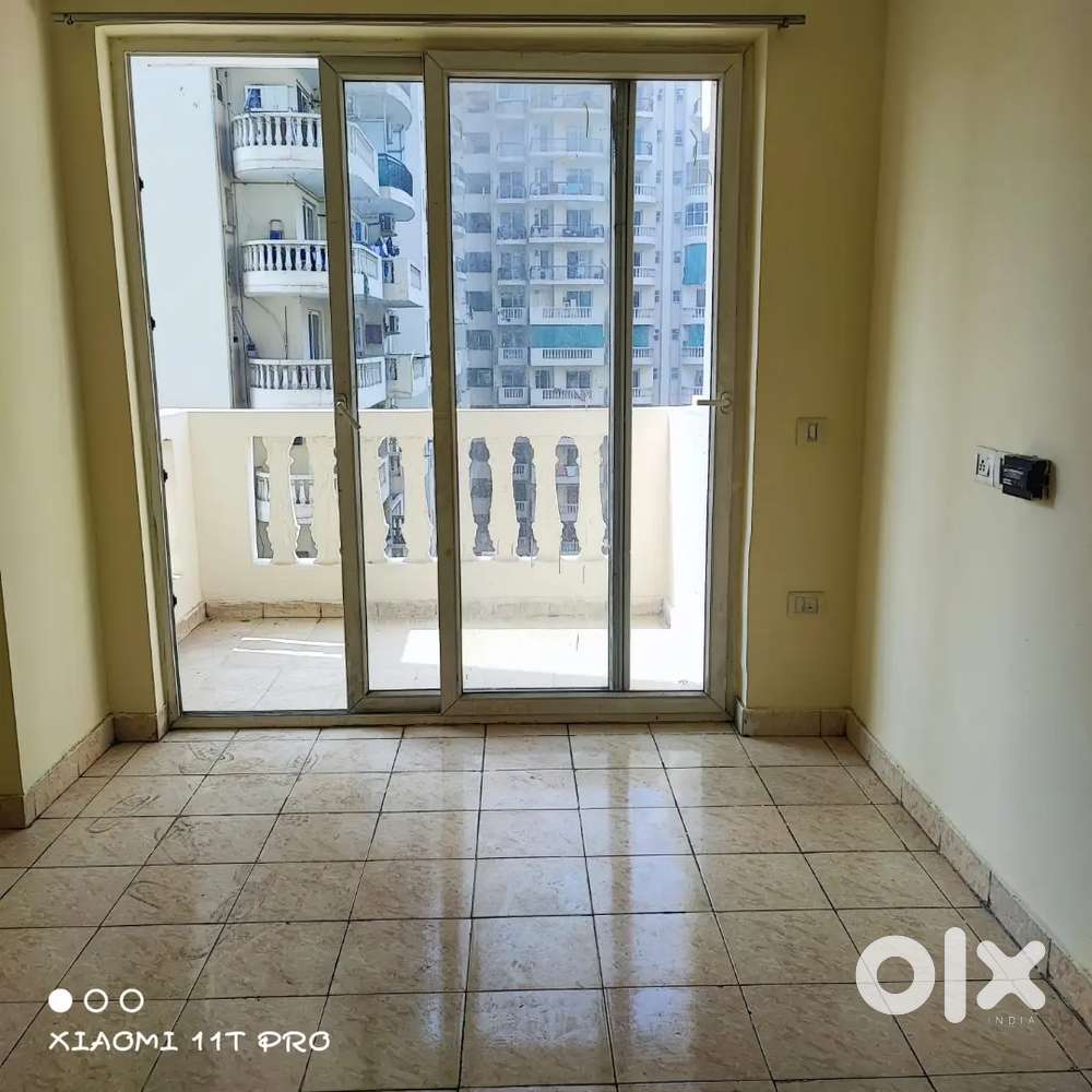 Semi furnished 3bhk flat for rent