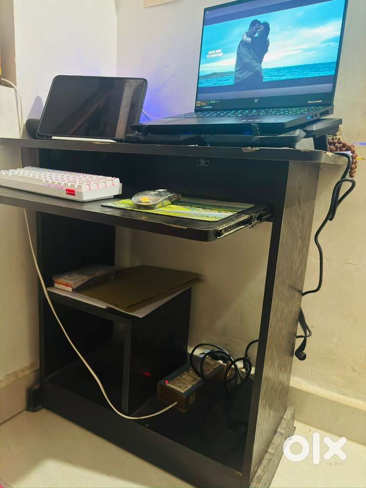 Computer table