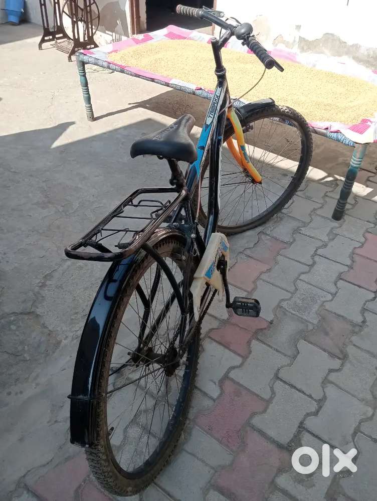 2 saal purani hai chalti hai koi problem nhi hai.. good condition