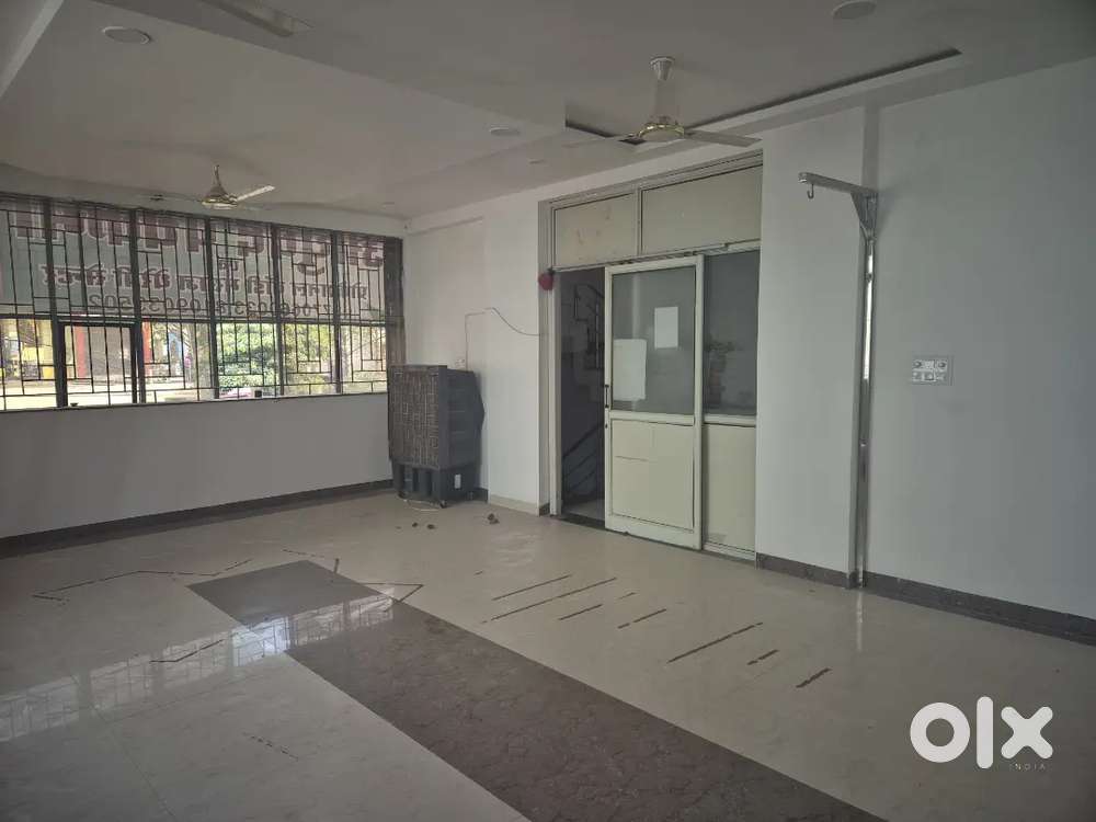 Commercial space for rent 850 sq hall first floor
