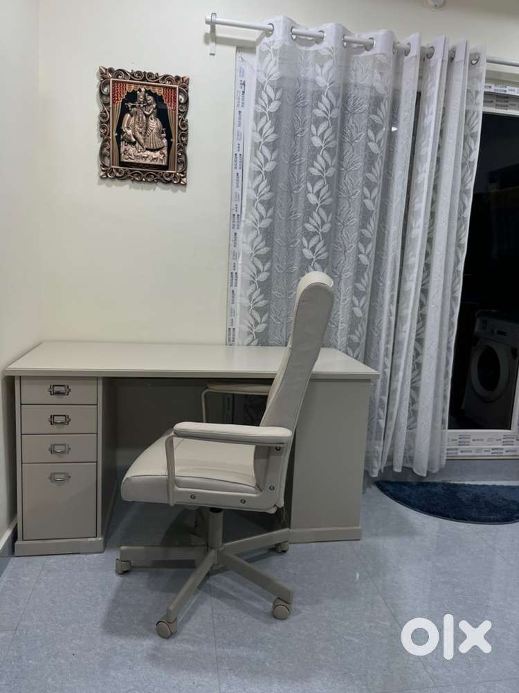 Computer/Study table 1month old