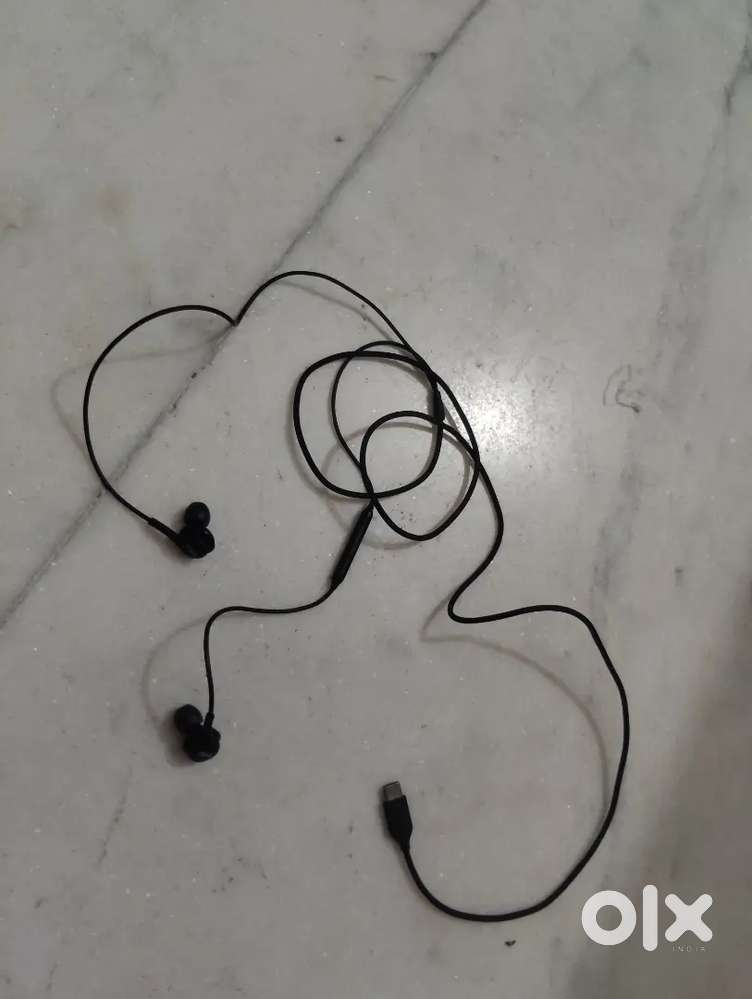 Samsung AKG-Tuned IC100 Type-C Earphone 1 मंथ use (original price 1400