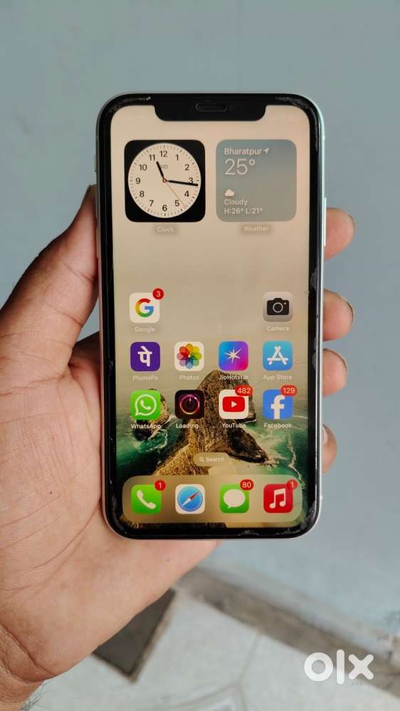 I phone 11 64gb storage 1 year old