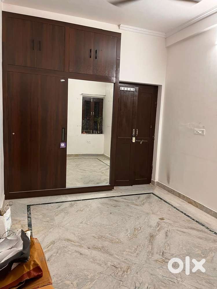 1 room attach washroom single bed available , big wooden wardrobe